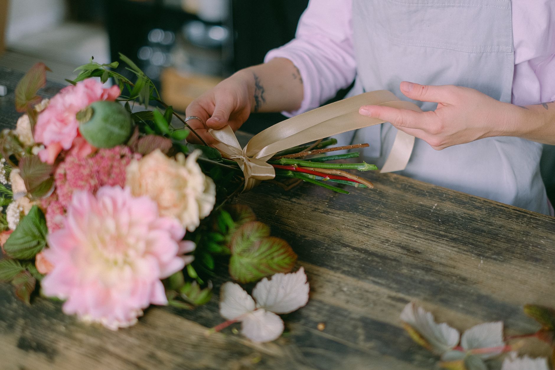 Floristka veže šopek